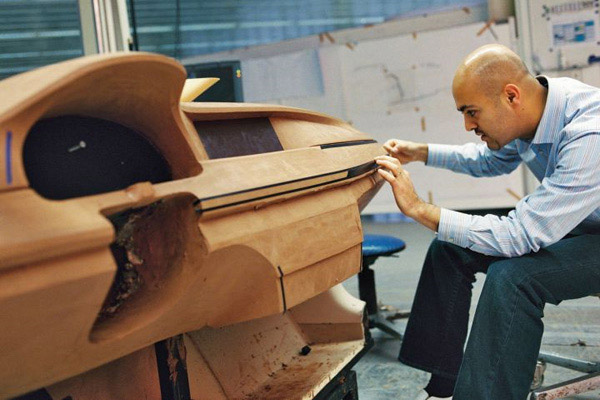طراح ایرانی در حال کار بر روی نمونه اولیه داشبورد 760 ال ای