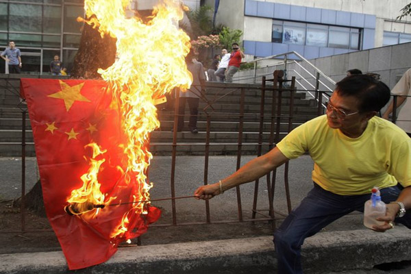 آتش زدن پرچم چین توسط چینی های ساکن فیلیپین