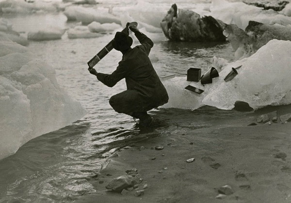 شستن فیلم های عکاسی در آب یخ زده آلاسکا