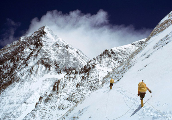 نخستین تیم آمریکایی بر فراز قله اورست در سال 1963 میلادی