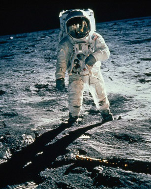 همراه داشتن پرچم سازمان نشنال جئوگرافیک در مأموریت آپولو 11 به ماه