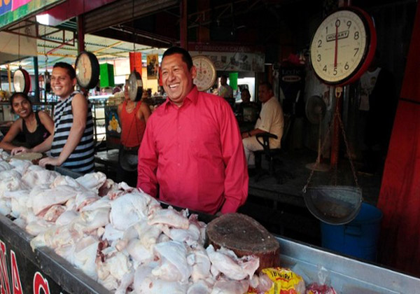 يك فروشنده مرغ در نیکاراگوئه که بسیار شبیه به  چاوزاست