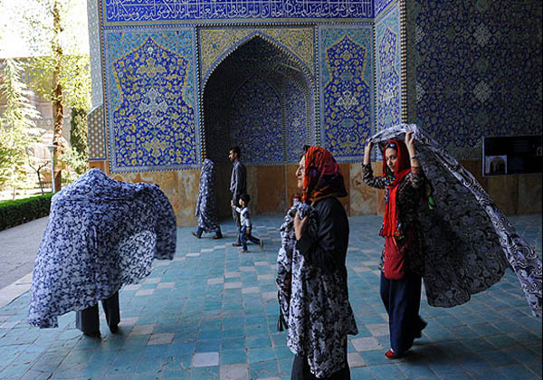 مسافران نوروزی در مدرسه تاریخی مدرسه چهارباغ اصفهان