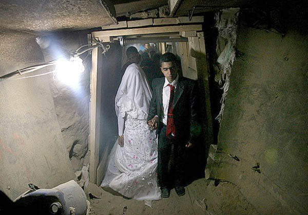 عروس و داماد در تونل مرزي غزه و مصر
