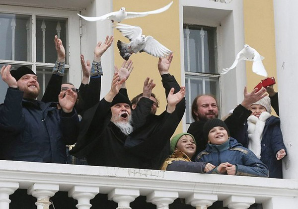 آزاد کردن کبوترها از سوی اسقف  کلیسای مسکو