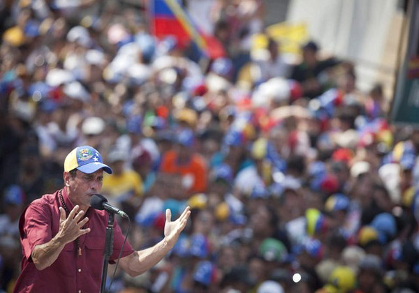 نامزد اپوزیسیون  ونزوئلا در جمع هوادارانش