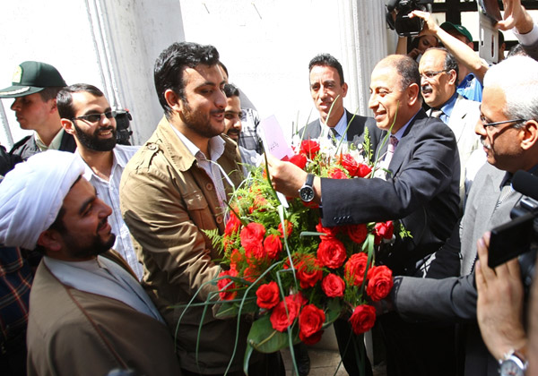اهدای گل توسط دانشجویان به حافظ منافع مصر در ایران