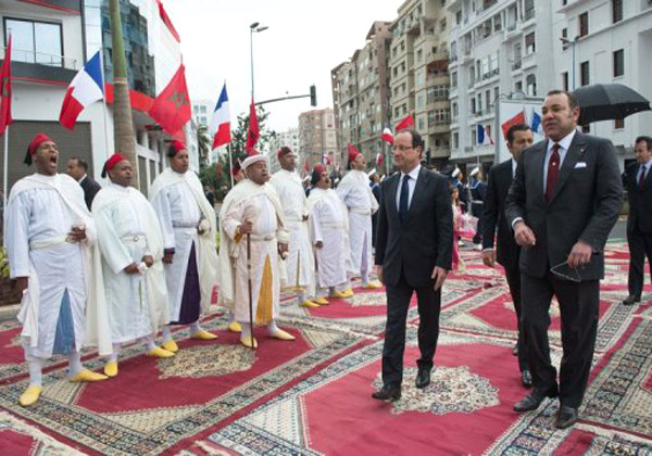 تعداد زیاد قالی ها در مراسم استقبال پادشاه مراکش از رئیس جمهور فرانسه