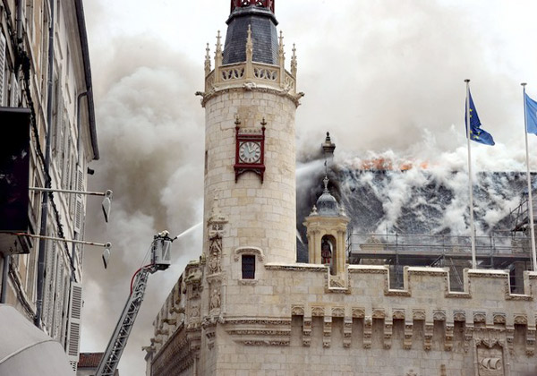 آتش سوزی در یک ساختمان متعلق به قرن پانزدهم