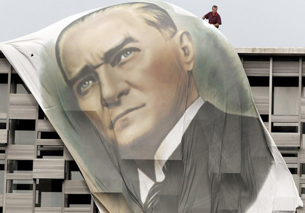 بنر  آتاتورک روی ساختمانی در استانبول
