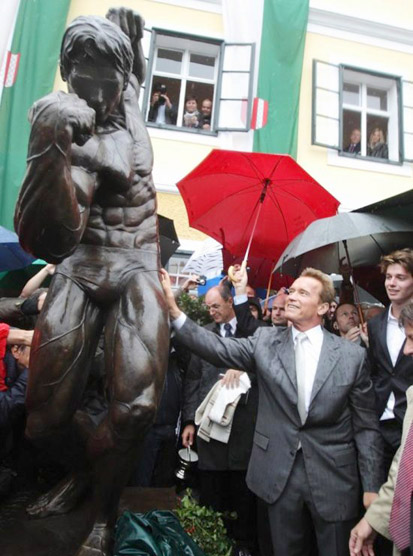 آرنولد شوآرتزنگر در مراسم رو نمایی از مجسمه خودش