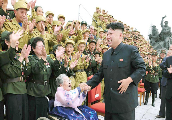 رهبر کره شمالی در دیدار با جانبازان جنگ