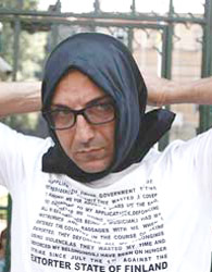 تحصن مردمحجبه علیه برخورد بازن‌مسلمان+عکس