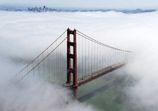 پل گلدن گیت شهر سان فرانسیسکو پوشیده در مه