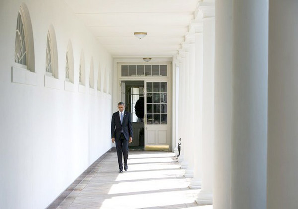 اوباما در حال رفتن به دفتر کارش