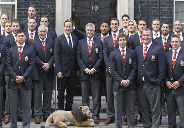 یکی از بازیکنان تیم راگبی در جریان گرفتن عکس برای نخست وزیر انگلیس شاخ گذاشت!