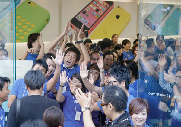 اجتماع دوستداران اپل در مقابل فروشگاه اپل در توکیو