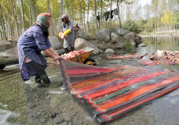 شستشوي لباس و فرش در روستايي در استان اردبيل