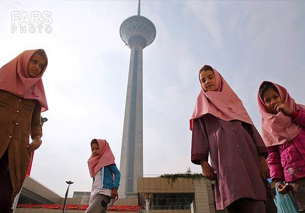 بازدید کودکان کار از برج میلاد تهران
