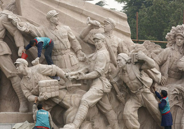 پاک کردن مجسمه میدان تیان انمن پکن