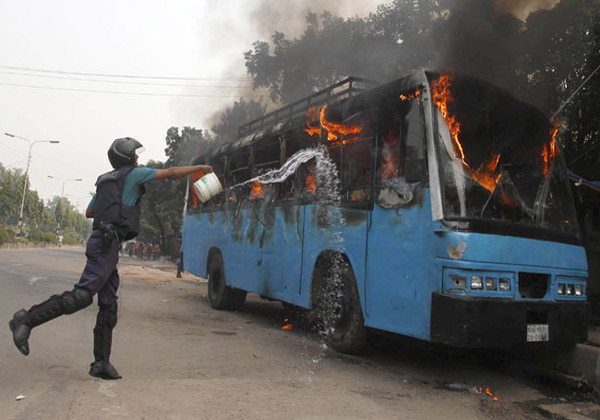 اطفاء حریق یک اتوبوس در داکا