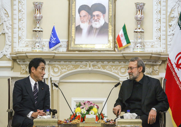 دیدار وزیر خارجه ژاپن با علی لاریجانی