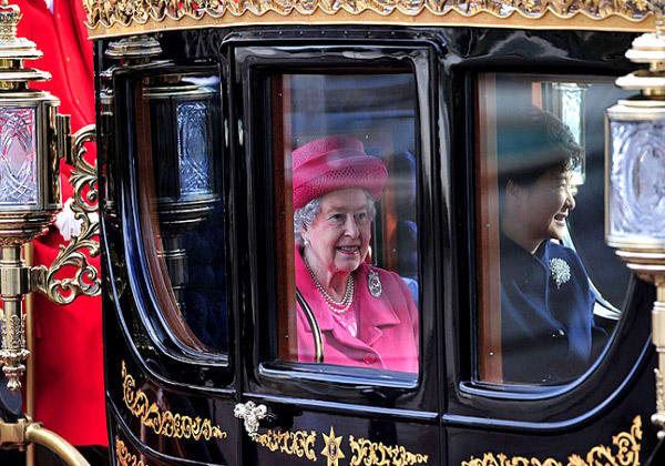 ملکه انگلیس و رئیس‌جمهور کره جنوبی سوار بر کالسکه در لندن