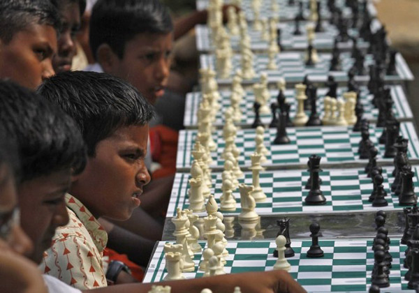 شطرنج بازی بچه های مدرسه