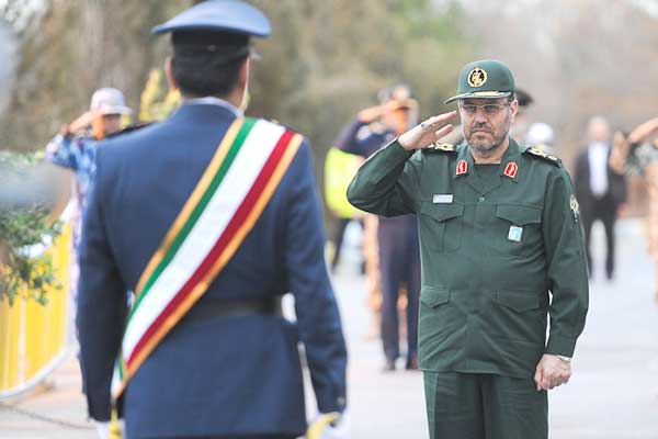 بازدید وزیر دفاع از پایگاه هشتم شکاری نیروی هوایی ارتش در اصفهان