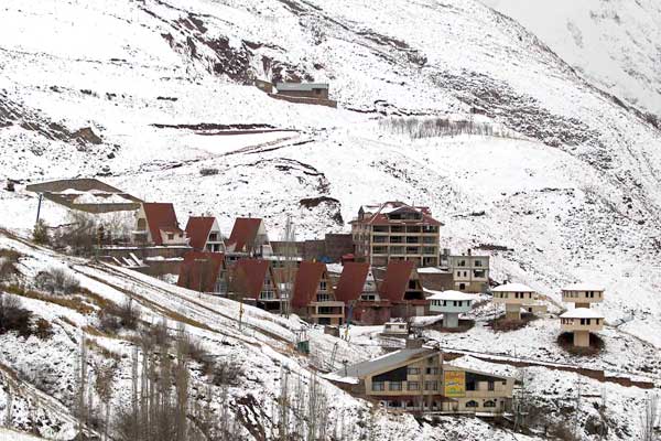 بارش برف پاییزی در رودبار قصران در شمال استان تهران