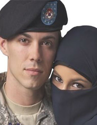 تبلیغ جنجالی زن نقاب‌دارو سرباز آمریکایی