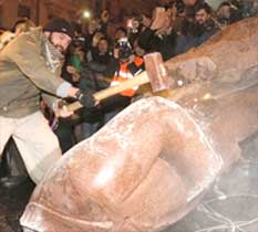 معترضان مجسمه لنین را خرد کردند/ تصاوير