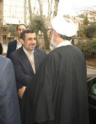 احمدی‌نژاد به ديدار حسينيان رفت/عكس