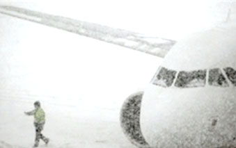 برف هواپیماها  را در کرمان ‌زمین‌گیر کرد
