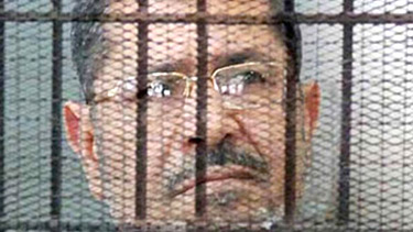 اعتراض مرسی به قفس شيشه‌اي دادگاه