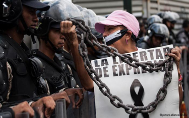 مادورو: معترضان دانشجو فاشیست هستند