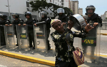 تظاهرات‌معترضان ونزوئلایی‌ قابلمه به‌دست