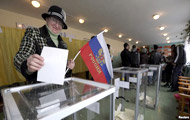 یک شهروند روسي کریمه در حالی که پرچم روسیه را درست دارد در یک شعبه اخذ رای!!