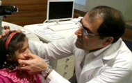 جراحي چشم‌«شوخان»توسط وزیر بهداشت
