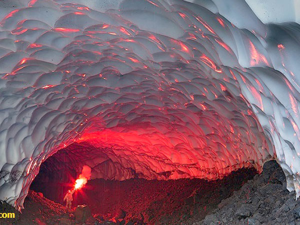 غار یخی در نزدیکی آتشفشان موتنوسکی، روسیه
