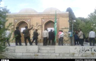 گروه های تندرو در اصفهان، با هجوم به آرامگاه دو ایران شناس، خواستار تخریب آن شدند و مخالفت خود با دفن فرای را اعلام کردند.