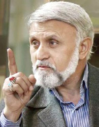 احمدی‌نژاد از جریان انحرافی اعلام‌برائت کند