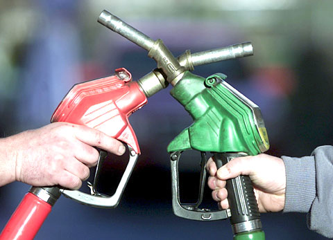 مصرف بنزين همچنان با کاهش همراه است