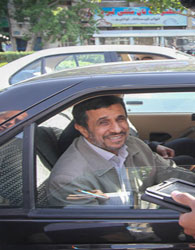 كسي در مشهد برای احمدی‌نژاد گل نیاورد
