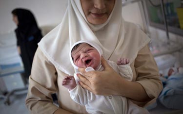 نیویورک تایمز: ترديد ایرانیان در فرزندآوری