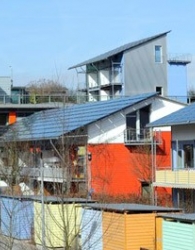 مجتمعی مسکونی در شهر فرایبورگ آلمان که خانه‌های آن از انرژی خورشیدی استفاده می‌کنند
