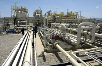 تحریمها درآمد نفتی ایران را نصف کرد