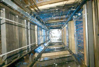 سقوط کارگر ساختمانی در چاهک آسانسور