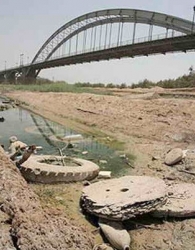 آيا تتمه و باقيمانده آب كارون كه به اين حال و روز افتاده را براي احياي زاينده رود بايد منتقل كرد و خوزستان را به خاك سياه نشاند؟