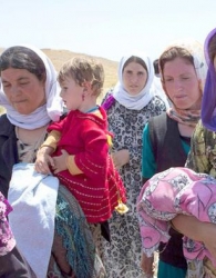 زنان ايزيدي به هنگام فرار از شهر خود شنگال (سنجار) كه توسط داعش اشغال شد